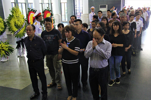 Gia đình cụ Hoàng Thị Minh Hồ tặng tiền phúng viếng cho đồng bào lũ lụt